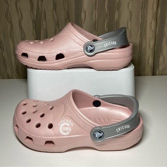 Crocs Chicago Cubs Pink Women's 4-5 XS Classic Clogs Pink Silver Unisex NWOT - Picture 1 of 15